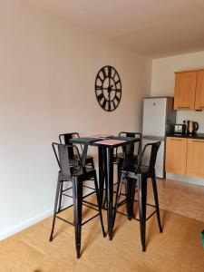 Emerald Blossom-Central Warrington, Luxurious Yet Homely, WiFi, Secure Parking