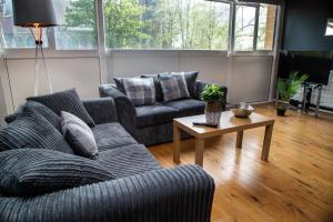 Large Modern Contractor House - FREE Parking - Staycations Welcome by ComfyWorkers