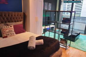 80s RETRO 1Bed Studio Serviced Apartment Canary Wharf Perfect For Solo & Couple Travellers