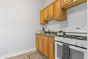 Great Price & Top Location, Comfy 1BR Apt for 4