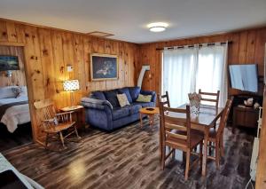 Knotty Pine Cottages, Suites & Motel Rooms