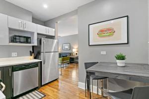 Upgraded Cozy 2BR City Apt in Bustling Boystown