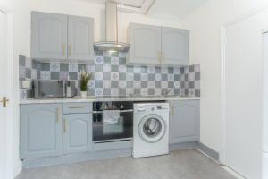 Contemporary 3 bed house with spacious garden close to Stratford