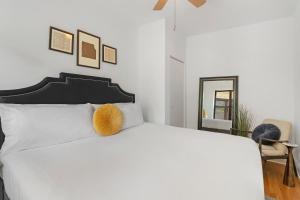 Homey 2BR Unit in Boystown, Steps from Everything