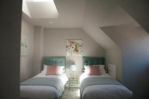 The Loft, Bootham House - luxury apartment with parking