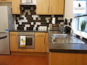 2 Bedroom Winifred Townhouse at Avenew Management Serviced Accommodation Stoke-on-Trent with Free Parking & WIFI