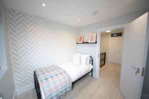 FW Haute Apartments at Luton, 5 Bedrooms and 3 Bathrooms HOUSE, King or Twin beds with FREE WIFI and FREE PARKING