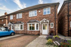 BEAUTIFUL Contractor and Family House - M18 & A1 - Private Parking & Big Garden by ComfyWorkers