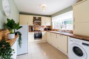 BEAUTIFUL Contractor and Family House - M18 & A1 - Private Parking & Big Garden by ComfyWorkers