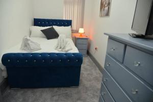 Modern Stays - Hamilton House (8 Bedroom, Up to 14 beds, Free Parking)