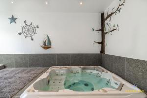 THE WHITE HOUSE - HOT TUB, GYM, GAMES ROOM - FAMILY HOLIDAY