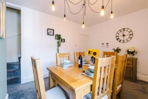 Spacious 2-Bed City-Centre Cottage in Chester by 53 Degrees Property - Ideal for Groups & Couples - Sleeps 6