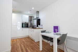 Luxury One Bed Apartment in the Media City with Access to Cinema Room & Gym