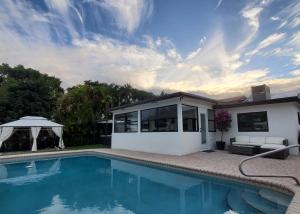 Waterfront home with heated pool & jacuzzi & pool table & ping pong table & bar by Hard Rock casino