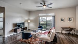 Luxurious 2BR with high ceilings and skyline views by CozySuites
