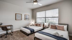Luxurious 2BR with high ceilings and skyline views by CozySuites