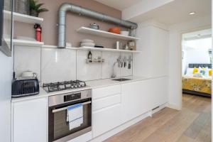Stylish 2-bed flat with private garden in Notting Hill, West London