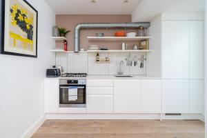 Stylish 2-bed flat with private garden in Notting Hill, West London