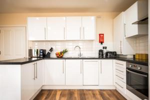 Emerald Court Executive Watford Central Apartment by Crew HOMES