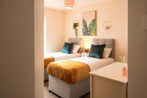 Emerald Court Executive Watford Central Apartment by Crew HOMES