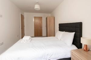 2 Bed2 Bath Flat with Balcony 5 mins to NQ