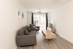 2 Bed2 Bath Flat with Balcony 5 mins to NQ