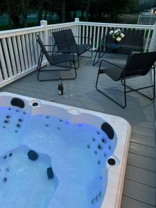 Graceland Lodge with Hot Tub