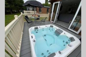 Jakes Place with Hot Tub