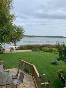 Luxury 3 bedroom cottage with great outdoor space with private dock