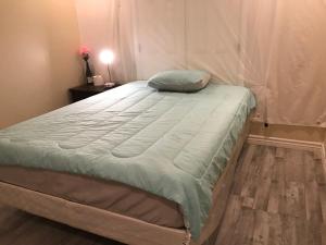 Big bedroom queen size bed at Las Vegas for rent-1
