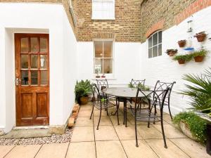 Pass the Keys Stockwell Apartment with a Private Garden