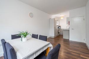 Stylish Central Watford 2 Bedroom and Sofa Bed Apartment with Free Parking