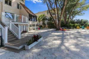 Beach Hugger 3 - Just remodeled beach front bungalow!