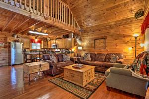 Pats Hideaway - Peaceful Cabin with Hot Tub!
