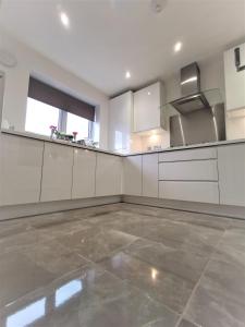 Beautiful modern room with Ensuite Close to CC