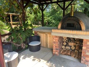 Luxury Log Cabin with Outdoor Wood Fired Hot Tub & Pizza Oven