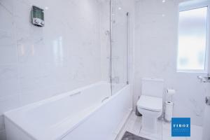 Spacious 5 Bedroom 3 Bathroom Contractor House, x2 FREE Parking For Vans, Huge Garden & Netflix in Aldershot by Firoz Property Management
