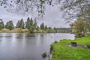 Pet-Friendly Hoquiam Cottage with River Access!