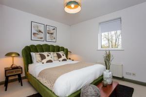 The Sparkford Gardens - Lovely 2BDR with Balcony
