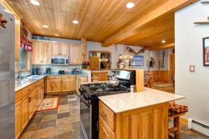K B M Resorts TWL-5B - Ultimate Mountain Charm Home, Fireplace, Chef Kitchen, Surrounded by Aspens