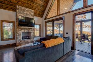 Northern Exposure at Eagles Nest - VIEWS! Covered porch, walk to the Winery and Sportsmans Lodge!