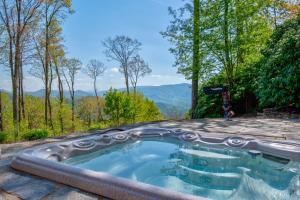 The Rock at Eagles Nest - NEW LISTING! Spectacular views, hot tub, outdoor living!