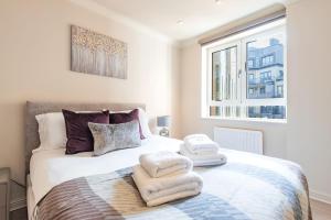 Stunning 3-bedroom in the heart of London with parking-hosted by Sweetstay