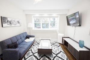 2-bedroom Suite on Corydon Ave, parking included!