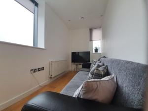 Modern 3 Bed Apt on 8th Floor with Amazing Views