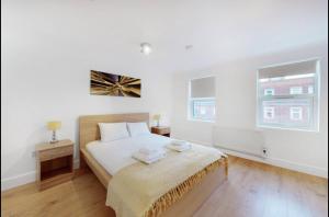 Modern split level 1 bedroom flat in Aldgate
