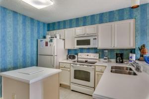 Spinnaker 103 - Upscale condo with free Wifi and access to an outdoor pool
