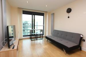Lovely 2 Bedroom Apartment with Amazing Views in E14