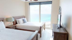 Luxurious 3 BR SkyHome with Panoramic Ocean Views and Steps From The Beach