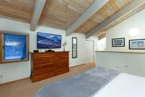 New Listing! Updated 3 BR, 2 BA Condo, Stunning Mountain Views!